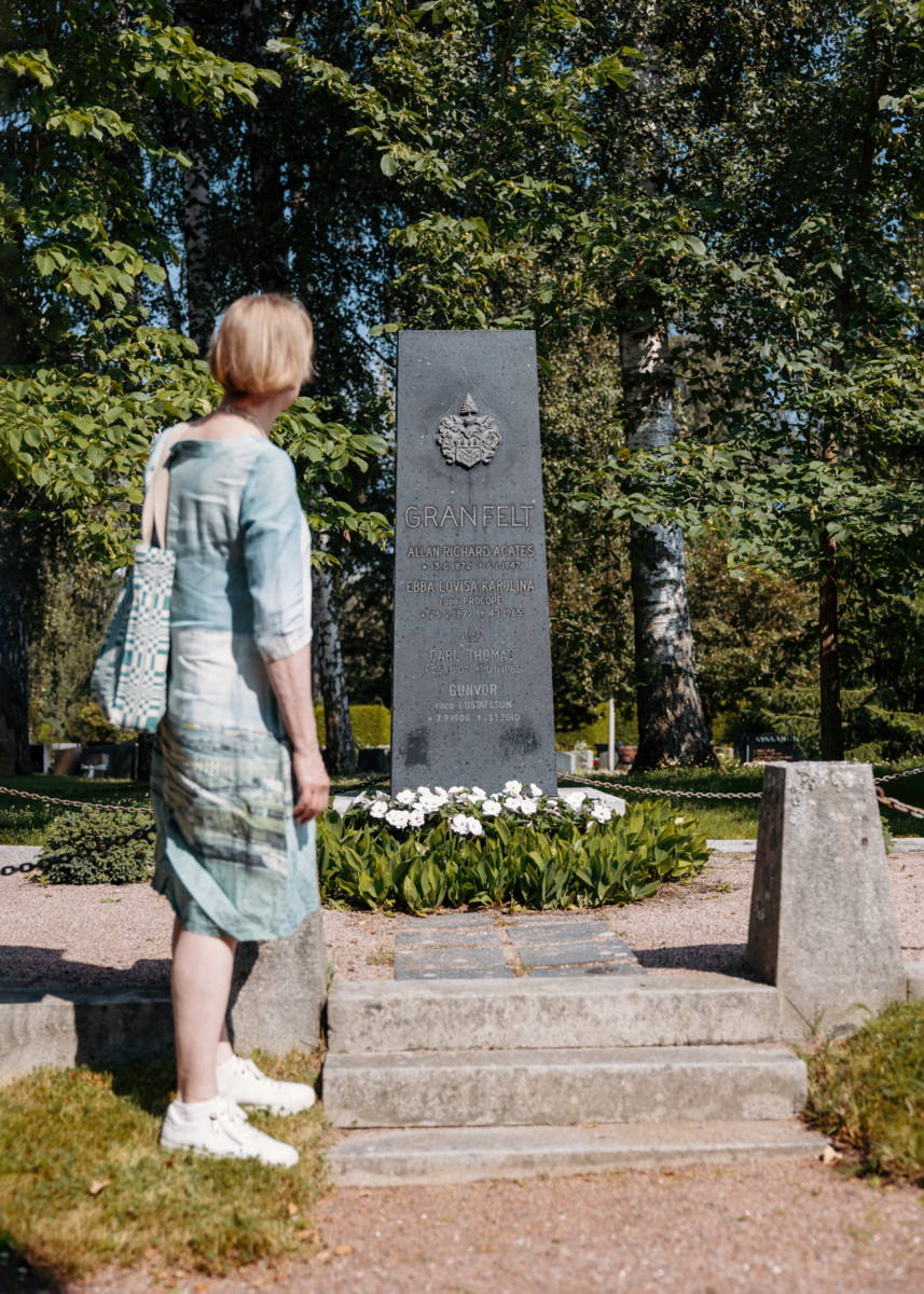 Allan Granfelt oli Kulosaaren perustajia. Hänen hautamuistomerkkinsä on aivan kappelin vieressä.
