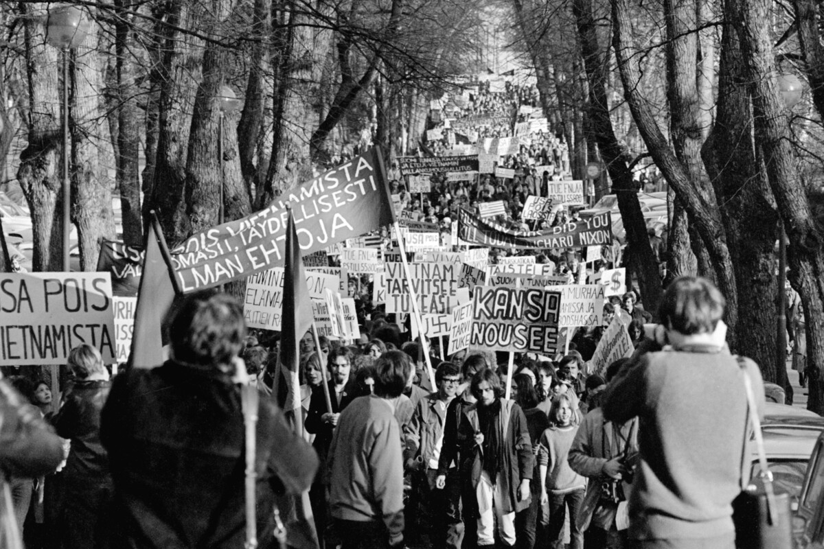 1970-luvulla, jolloin Suomen Kristillinen Rauhanliike perustettiin, rauhanaate eli vahvana. Kuva on Vietnamin sodan vastaisesta mielenosoituksesta Helsingissä toukokuussa 1970. Kuva: Pertti Messo / Lehtikuva.