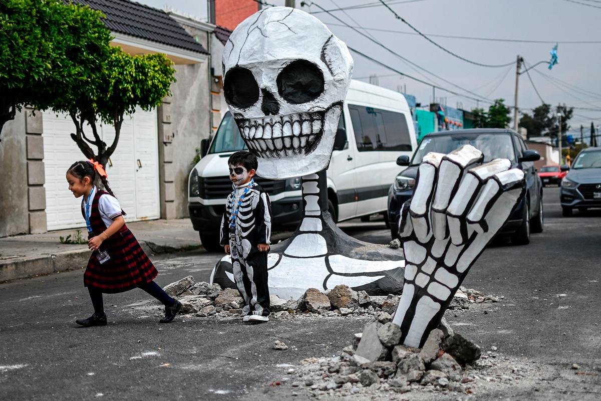 Kuolleiden päivä (esp. Día de Muertos) on näyttävä vainajien muistojuhla, jota vietetään 31.10.–2.11. Sitä juhlitaan samoihin aikoihin katolisten juhlien: kuolleiden muistojuhlan, pyhimysten päivän ja uskovien vainajien muistopäivän kanssa. Suomessa vainajia muistetaan pyhäinpäivänä, jota vietetään tänä vuonna myös 2. marraskuuta. Día de Muertos on erityisen merkittävä Meksikossa, jossa se on yleinen vapaapäivä. Juhlinta alkaa maassa jo useita päiviä aikaisemmin. Tämä katukuva ikuistettiin maanantaina 28. lokakuuta Tlahuacin naapurustossa Mexico Cityssä.
