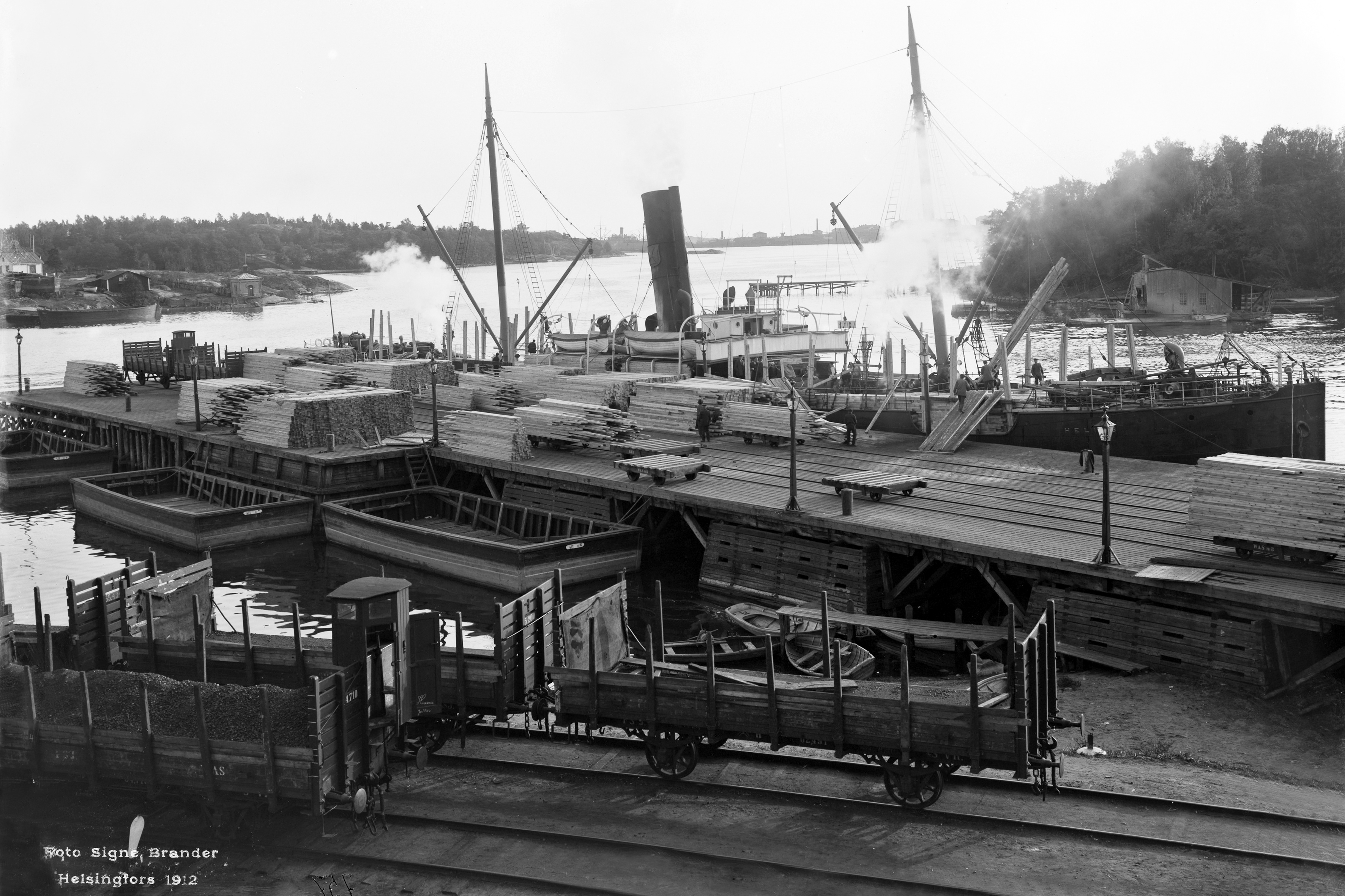 Sörnäisten satamassa lastattiin puutavaraa. Satama toimi nykyisen Kalasataman alueella vuosina 1863–2008, kunnes toiminta siirrettiin Vuosaareen. Kuva Signe Brander, Helsingin kaupunginmuseo.
