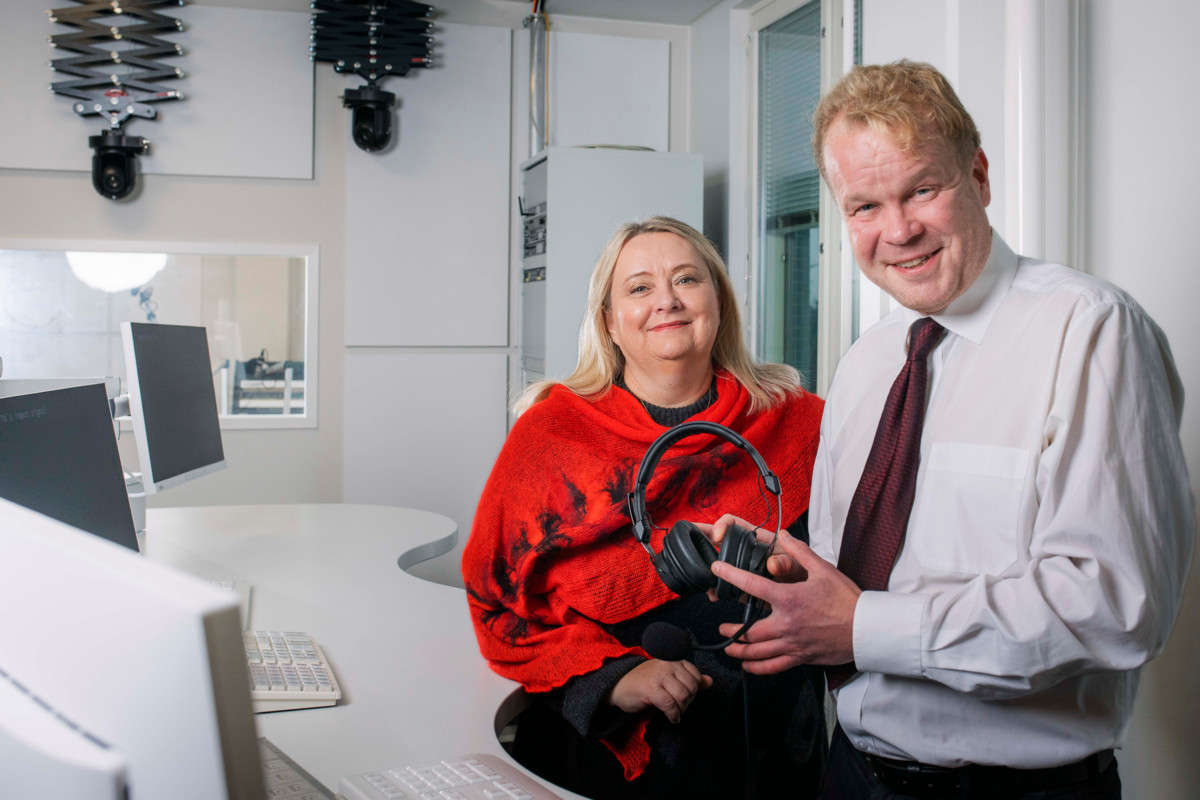 Kirsi Rostamon jälkeen päätoimittajana aloittava Kai Kortelainen on koulutukseltaan yhteiskuntatieteiden maisteri. Hänellä on vahva tausta journalismista ja uutistyöstä muun muassa maakuntalehdistä, paikallisradioista ja Yleltä. Kuva: Jani Laukkanen/Radio Dei