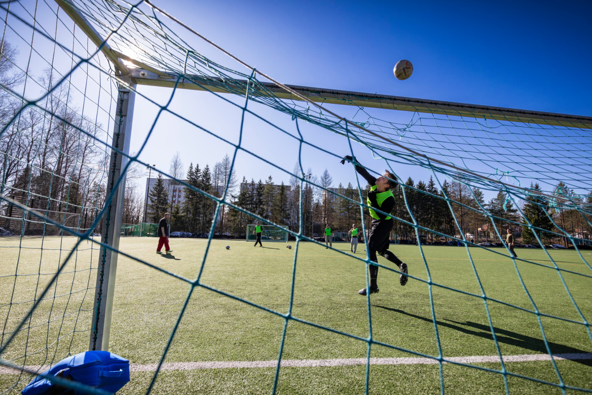 – Peli siirtää fokuksen arjen hankaluuksista, sanoo joukkueen maalivahti Aleksandr Rosenqvist.