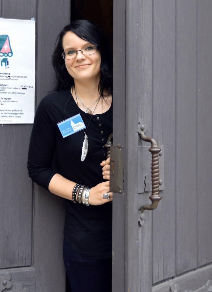 Kesäopas Heidi Vuorenmaa toivottaa turistit tervetulleeksi Pyhän Laurin kirkkoon. 