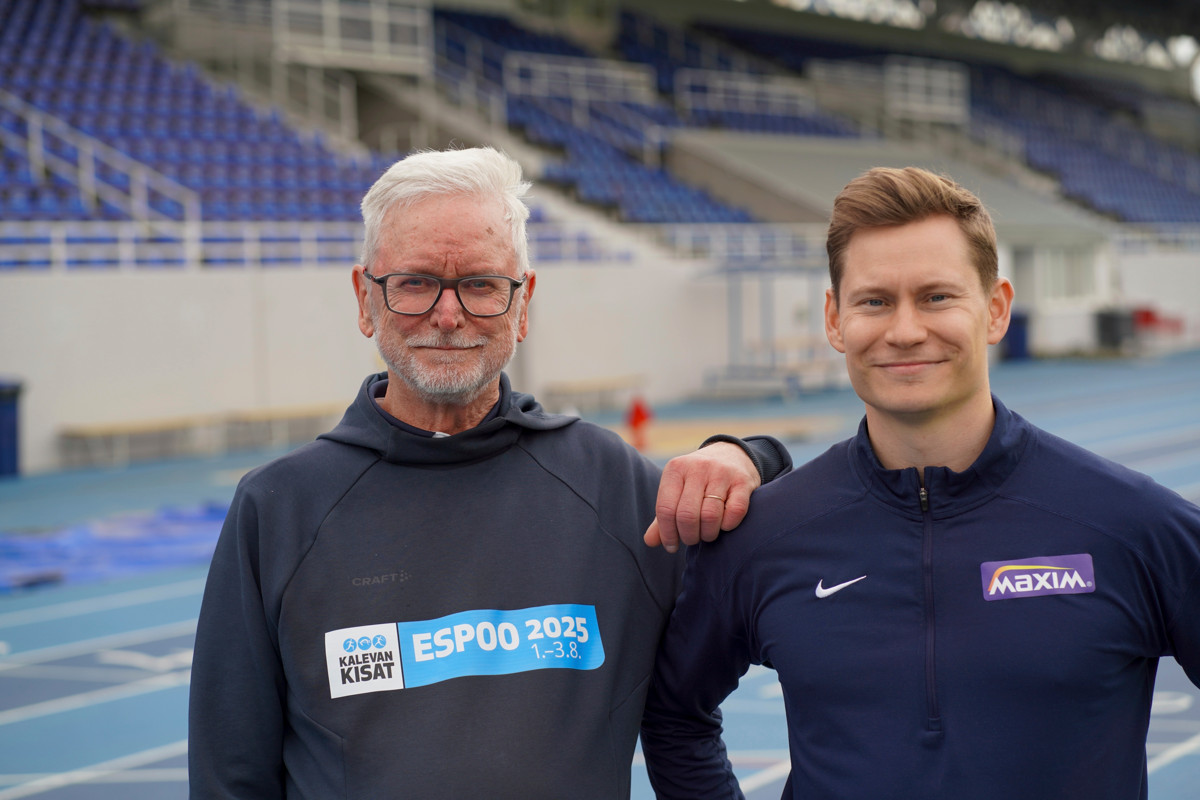 Kalevan kisojen pääsihteeri Harri Lammi ja aitajuoksija Oskari Mörö. Kuva Lauri Ilola.