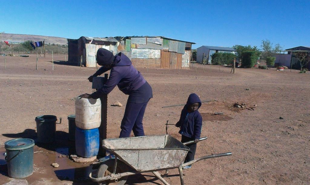 Maltahohe, eteläinen Namibia, nainen vesipisteellä. Kuva: Luterilainen maailmanliitto/Mairo Retief