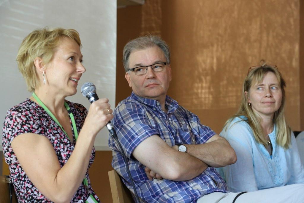 Panelistit Karita Laisi, Timo Korhonen ja Marita Hällfors.