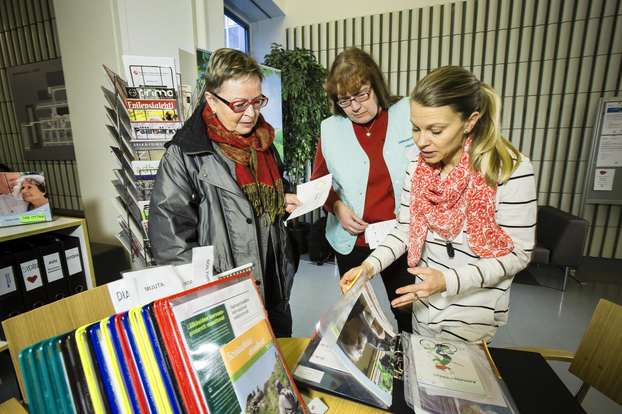 Vierailulla. Mirjami Laakkonen (vasemmalla) kävi sairaalassa miehensä luona. OLKA-pisteessä hän tapasi EJY:n vapaaehtoisen Marita Lassilan ja työntekijän Johanna Pikkaraisen.