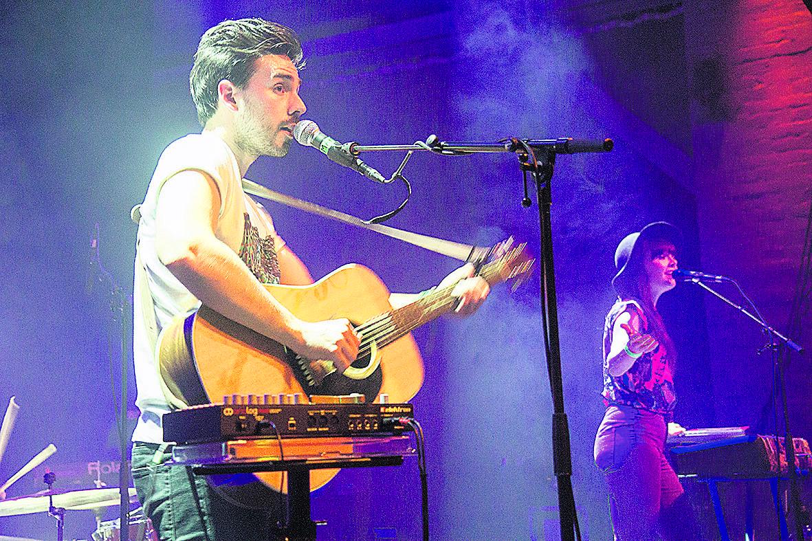 Valloittava pari. Evan & Manun välillä väreilevä kemia näkyi Korjaamolla salin perälle asti.