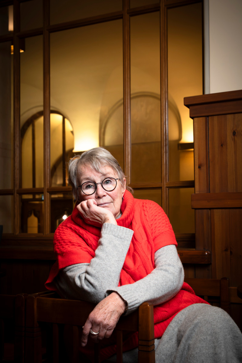 Vuoden 2025 joulukalenterin tekstit kirjoittanut pappi Hilkka Olkinuora rakastaa joulua.