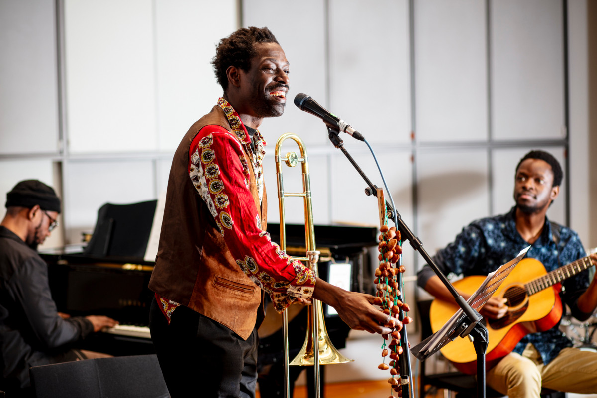 Makena Triossa Baraka Issabu soittaa pianoa, Kasheshi Makena laulaa sekä soittaa perkussioita ja pasuunaa ja Magogo Makena soittaa kitaraa.