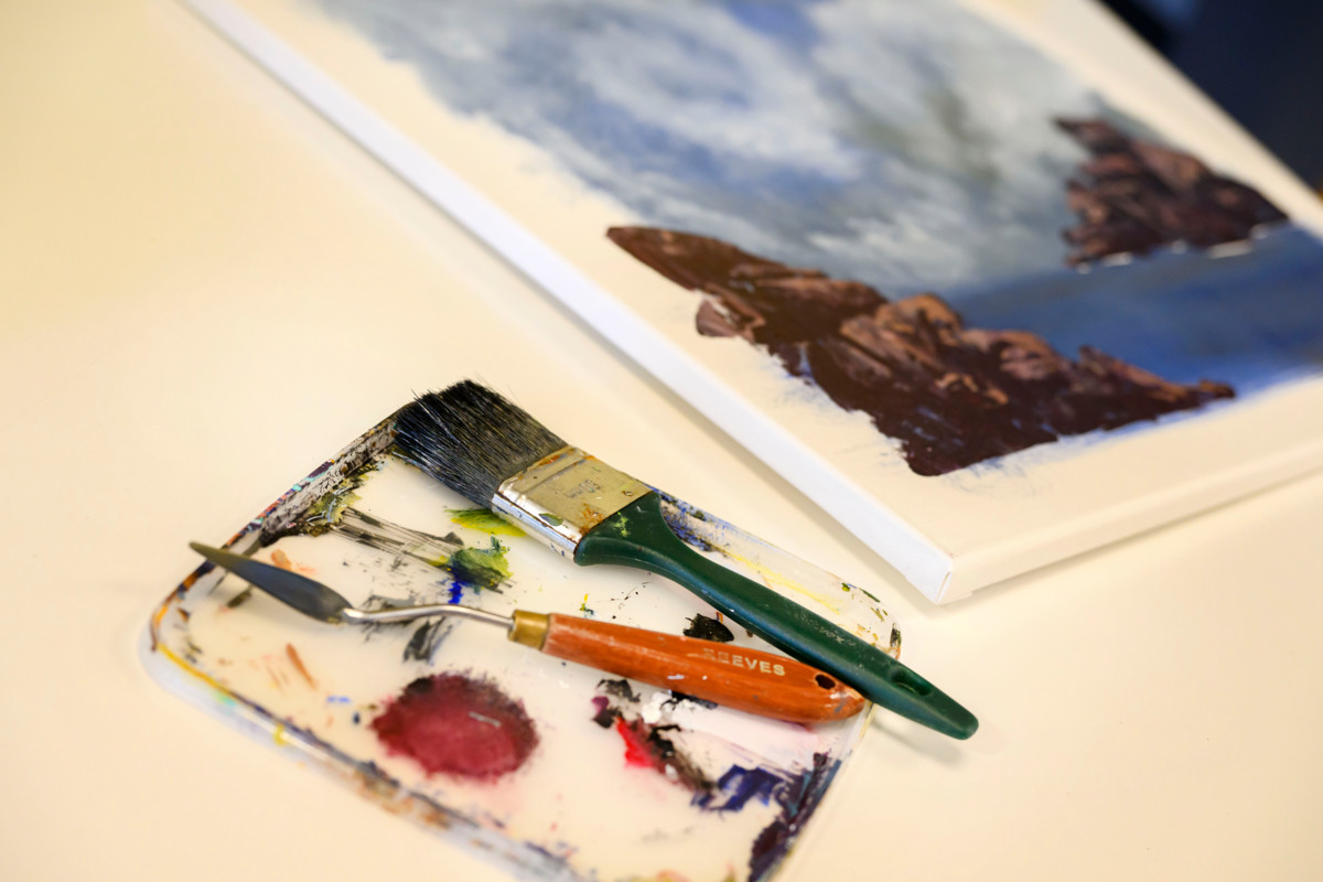 Miikka Toivolan tärkeät työskentelyvälineet. Pensseli ei olekaan mikään taiteilijasivellin.