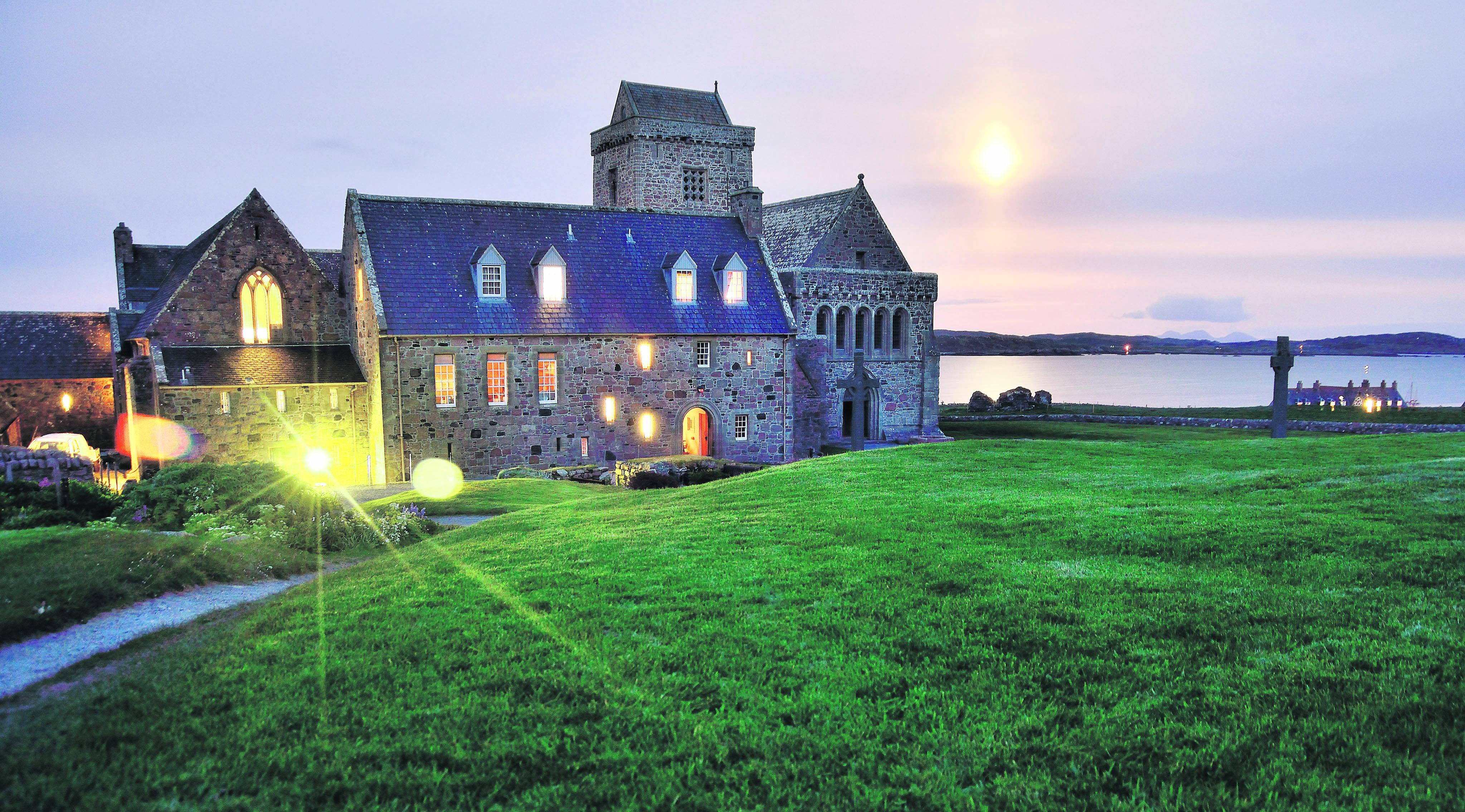 Pitkä historia. Ionan yhteisön keskuspaikka on vanha, kivinen luostari Ionan saarella, jota kautta kristinusko levittäytyi Skotlantiin ja Englannin pohjoisosiin 1500 vuotta siten.