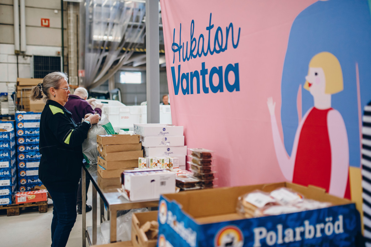 Sirpa Laukkanen lajitteli ruokaa Vantaan Yhteisen pöydän hävikkiterminaalissa vuonna 2020. Kuva: Marianne Siitonen.