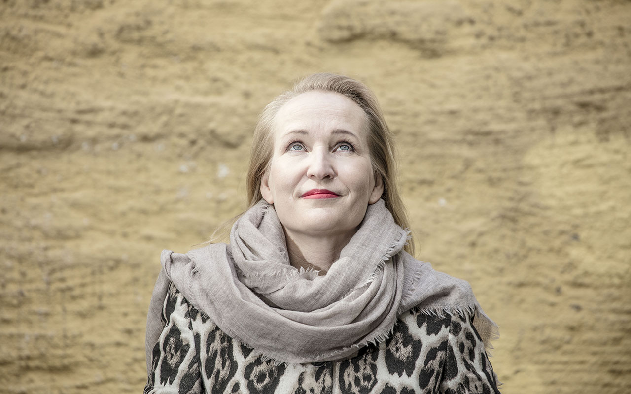 Minna Helle kertoo olleensa lapsena piinallisen arka. Kunnianhimo ja halu vaikuttaa on kuitenkin potkinut häntä eteenpäin ja auttanut voittamaan arkuuden.