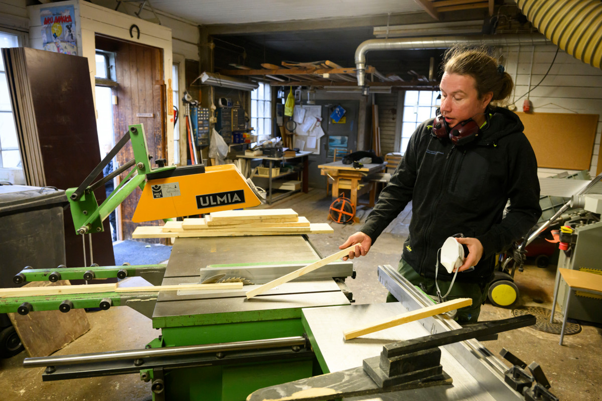 Hautausmaan ammattityöntekijä Sebastian Tjäder sahasi sirkkelillä kuulutustikkuja Malmin hautausmaan puuverstaassa. 