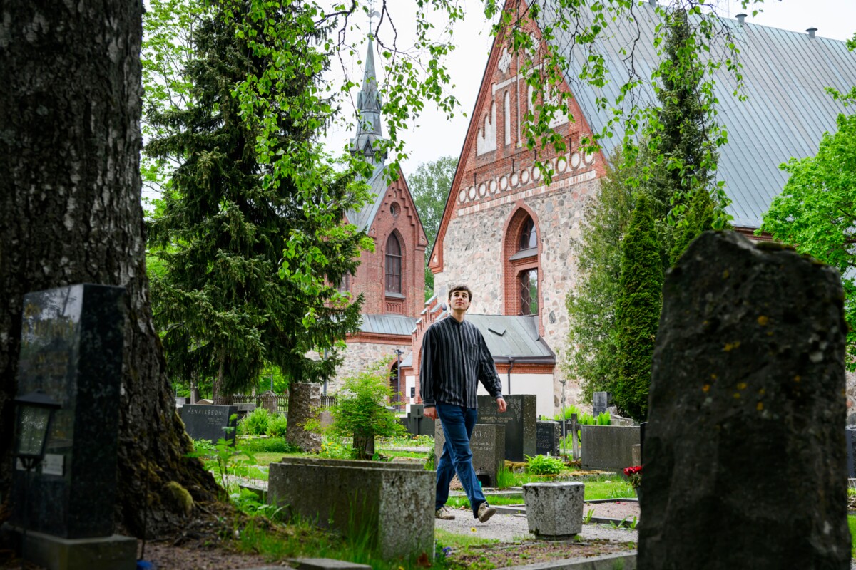 Ennen kesätyön aloittamista Timo Tihtonen teki kierroksen myös kirkon ympäristössä.