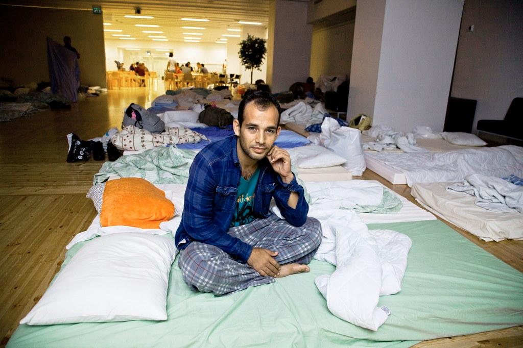 Turvassa. Agricolan kirkon kryptassa majoittuneen irakilaisen Alabade Alaan toiveena on turvapaikka hänelle ja vaimolle. Iso ryhmä kryptaan majoittuneita osallistui Agricolan kirkossa vietettyyn Tuomasmessuun sunnuntai-iltana. Kuva: Sirpa Päivinen