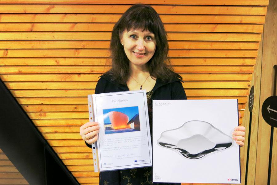 Helsinkiläinen Paula Vesterinen sai kunnian olla Kampin kappelin 500 000:s vierailija.