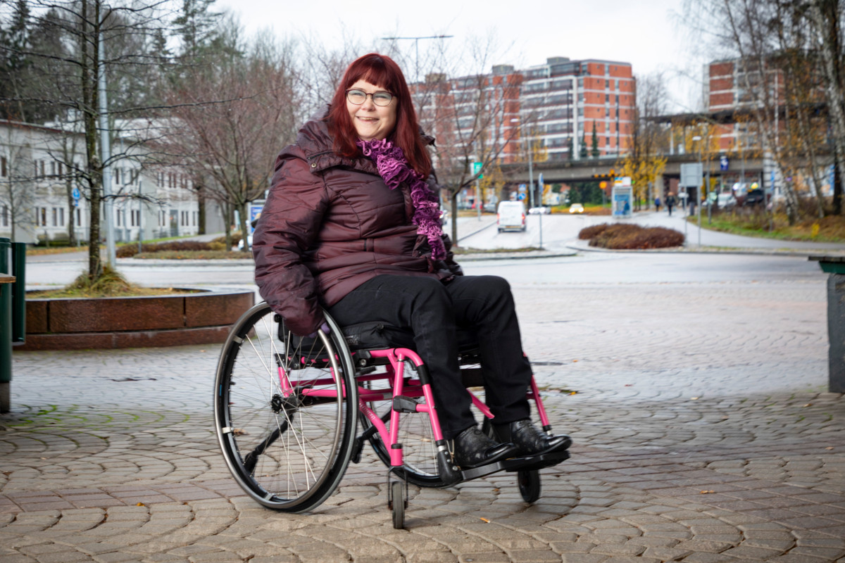 Vasemmistoliittoon kuuluva Elina Nykyri ajattelee, että kristinuskon ja vasemmistolaisuuden arvot sopivat hyvin yhteen.