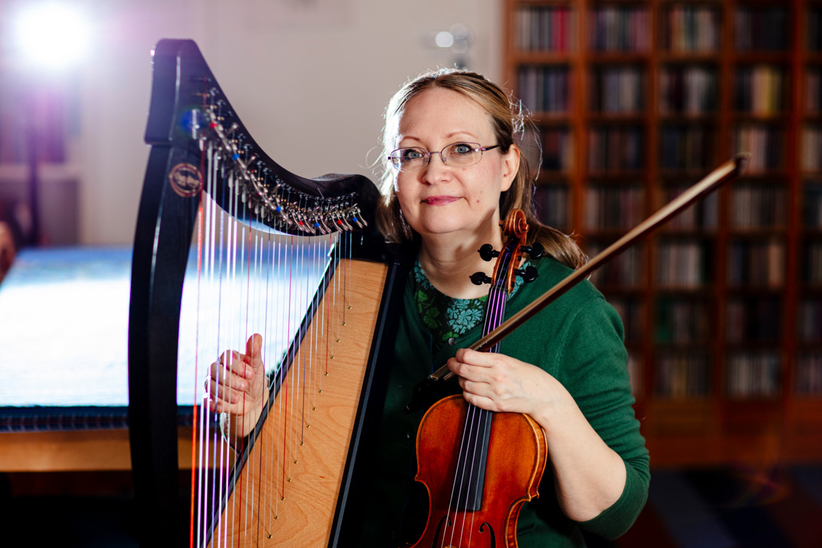 Multi-instrumentalisti Laura Airola soittaa muun muassa viulua ja kelttiharppua. Hän on säveltänyt Pyhän Patrickin vesperin, joka kantaesitetään Leppävaaran kirkossa. 