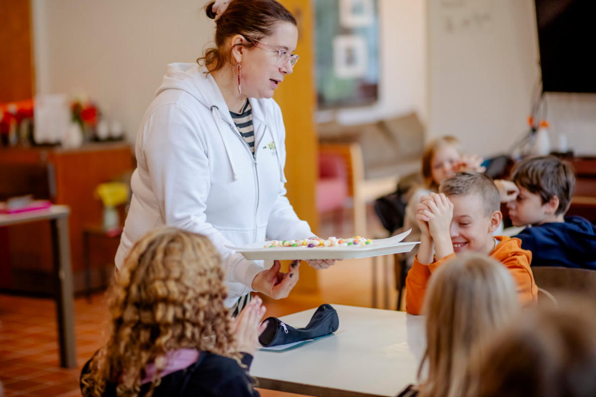 Hanketyöntekijä Kati Aitkoski esitteli valmiit kakut kaikille, jotta lapset voivat kehuja toistensa aikaansaannoksia.