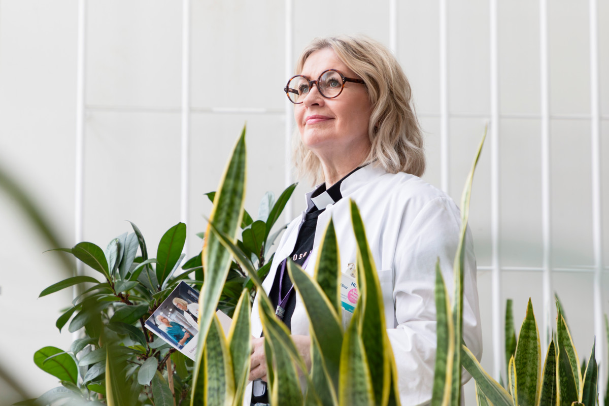 Vantaan seurakuntien johtava sairaalapappi Satu-Elina Ansas työskentelee pääasiassa Peijaksen sairaalassa potilaitten, heidän läheistensä ja henkilökunnan tukena.