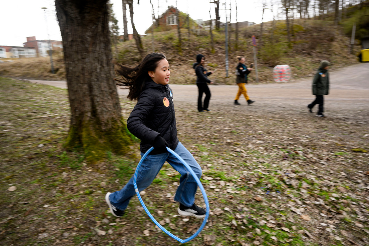 Olivia Houttu hakee uuden apuvälineen neljännelle rastille. 