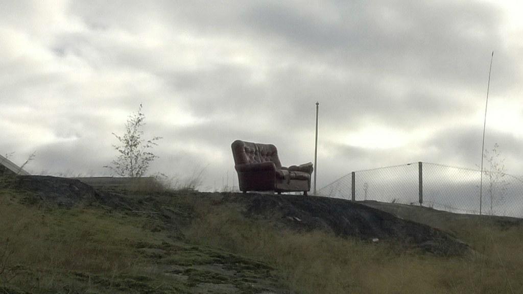 Loppusijoituspaikka. Tarja Häkli kuvasi nahkasohvan Metsälän kalliolla. 