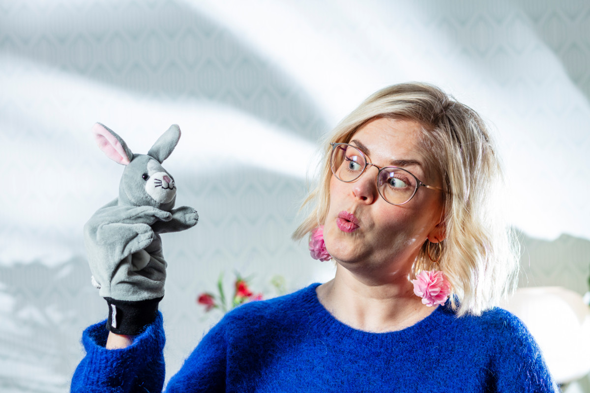 Reetta Huhta ja Hillevi-jänis ohjaavat lapsia erilaisten tunteiden kokemisen maailmaan.