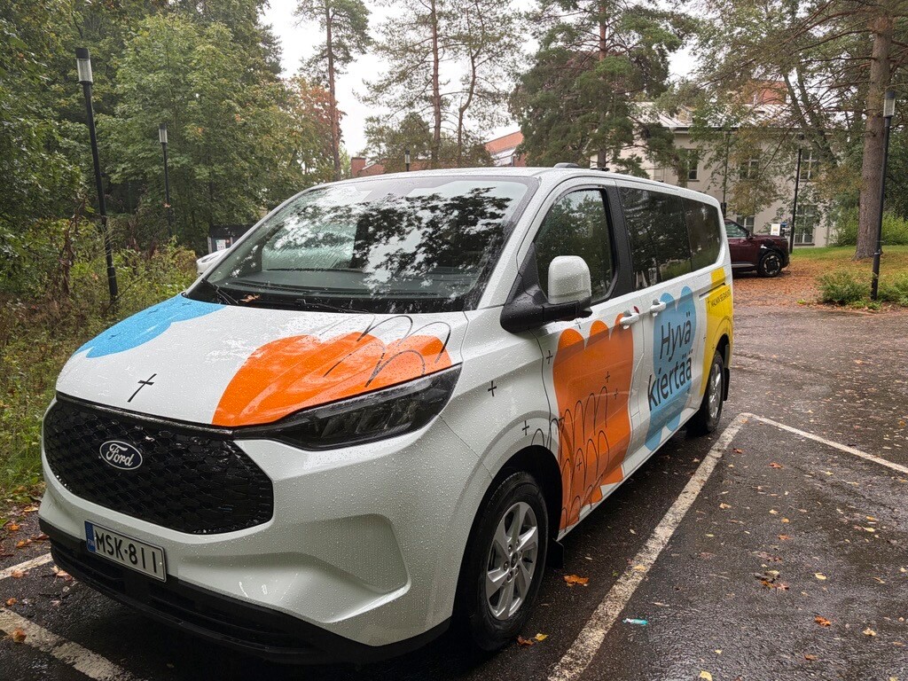 Pakettiauto saa vielä nimen marraskuun lopulla pidettävässä juhlassa.