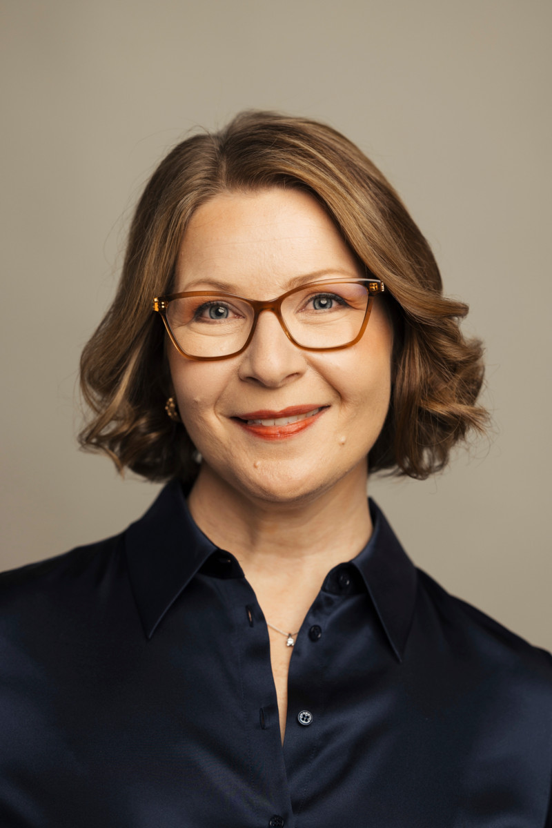 Laura Sokka on psykologian tohtori, neuropsykologian erikoispsykologi ja psykoterapeutti. Hän on tehnyt väitöskirjansa työuupumukseen liittyvistä aivotoiminnan muutoksista. Kuva: Konsta Linkola.