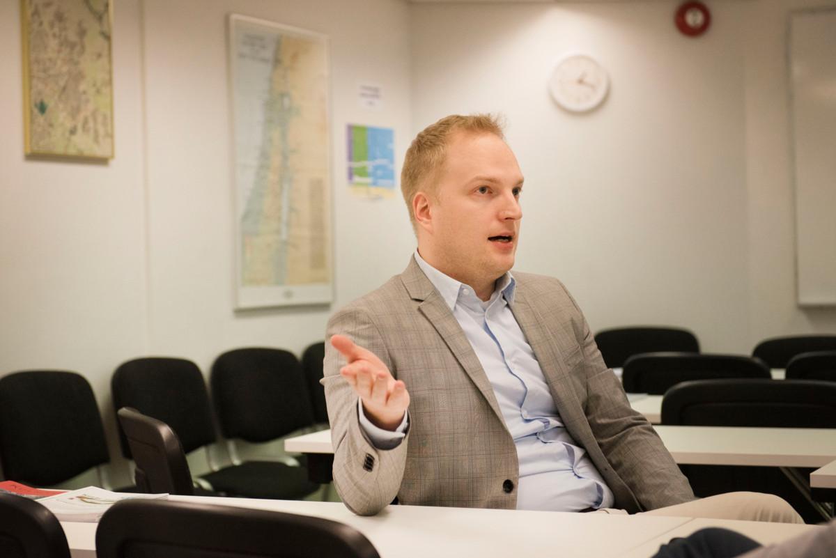 Suomen teologinen instituutti perustettiin vastarintaliikkeeksi Helsingin yliopiston teologiselle tiedekunnalle. Sittemmin vastakkainasettelu on vähentynyt.