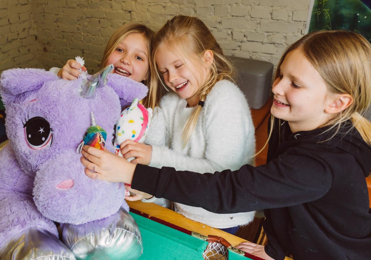 Aava Rokkanen, Salla Takalo ja Frida Hurtig tietävät, että yksisarviset ovat kotoisin taivaasta.