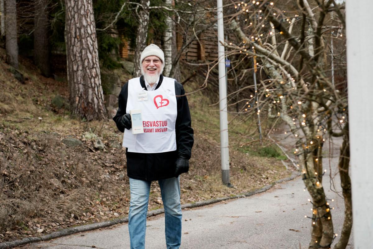 – Kun presidentti avaa keräyksen, moni varaa setelin ja tulee myhäillen avaamaan oven, kertoo Hans-Christian Daniel.