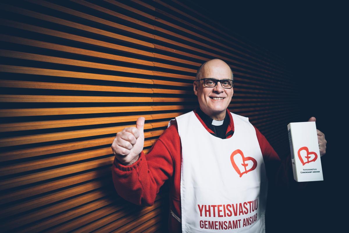 – Suurin osa Yhteisvastuukeräyksen tuotosta kertyy meillä tapahtumista, kertoo Roihuvuoren seurakunnan pappi Kari Laaksonen. Myös lipaskeräystä tehdään, ja moni lahjoittaa suoraan netissä.
