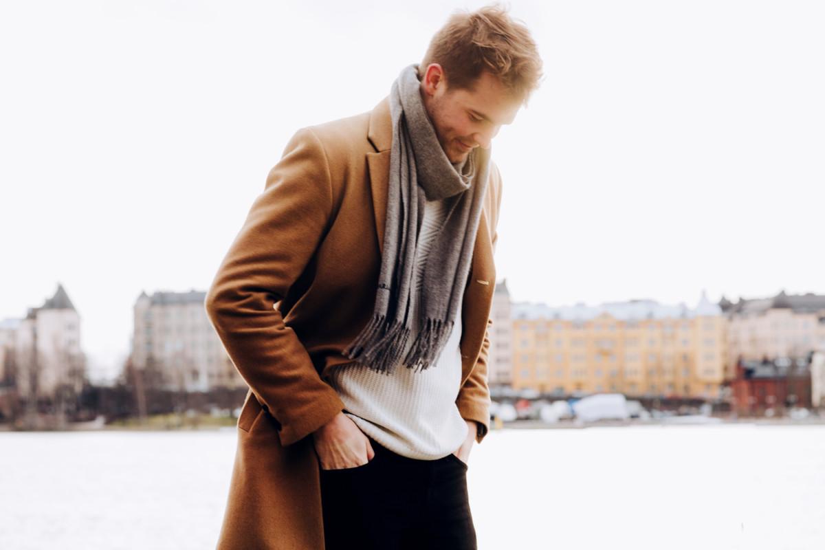 Perttu Pölönen rauhoittuu puhekeikkojen välillä kotinsa lähellä Helsingin Tervasaaressa.