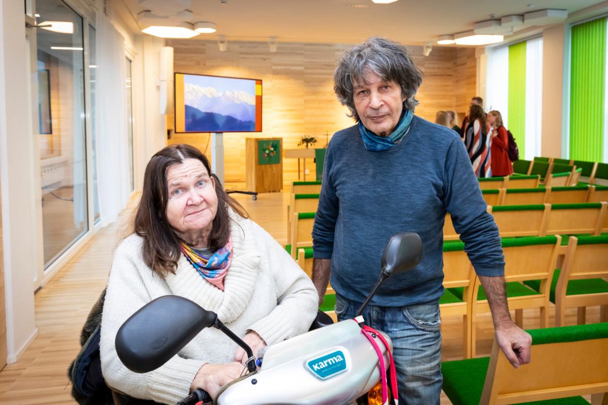 Taiteilijapariskunta Outi Pekuri-Baltzar ja Arvidi Baltzar ovat löytäneet hengellisen kodin Hyvän toivon kappelista.