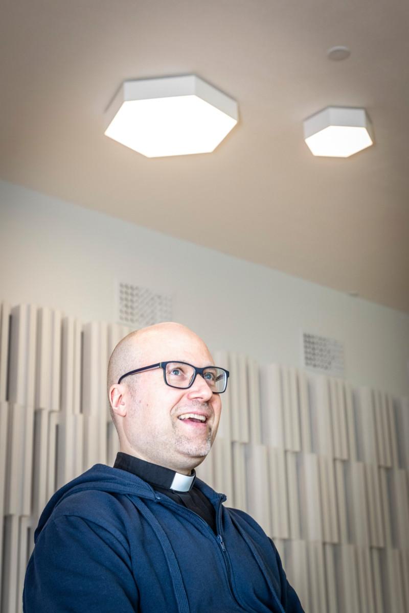 Pappi Hannu Varkki kertoo, että messujen alussa tehdään aina kehoharjoitus, joka auttaa kokonaisvaltaista keskittymistä.