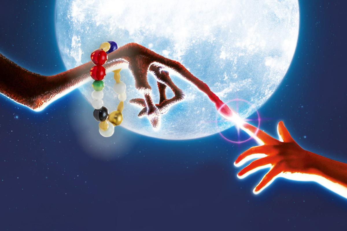 E.T. ja rukoushelmet.