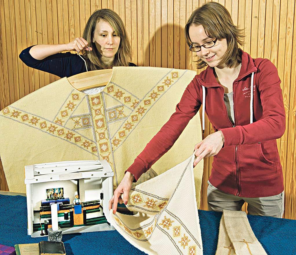 Inka Karekallas ja Hanna Toivaala suunnittelevat Aistien tilaa. Seurakuntalaisen tekemä pienoismalli kuvaa alkuperäistä kirkkosalia.