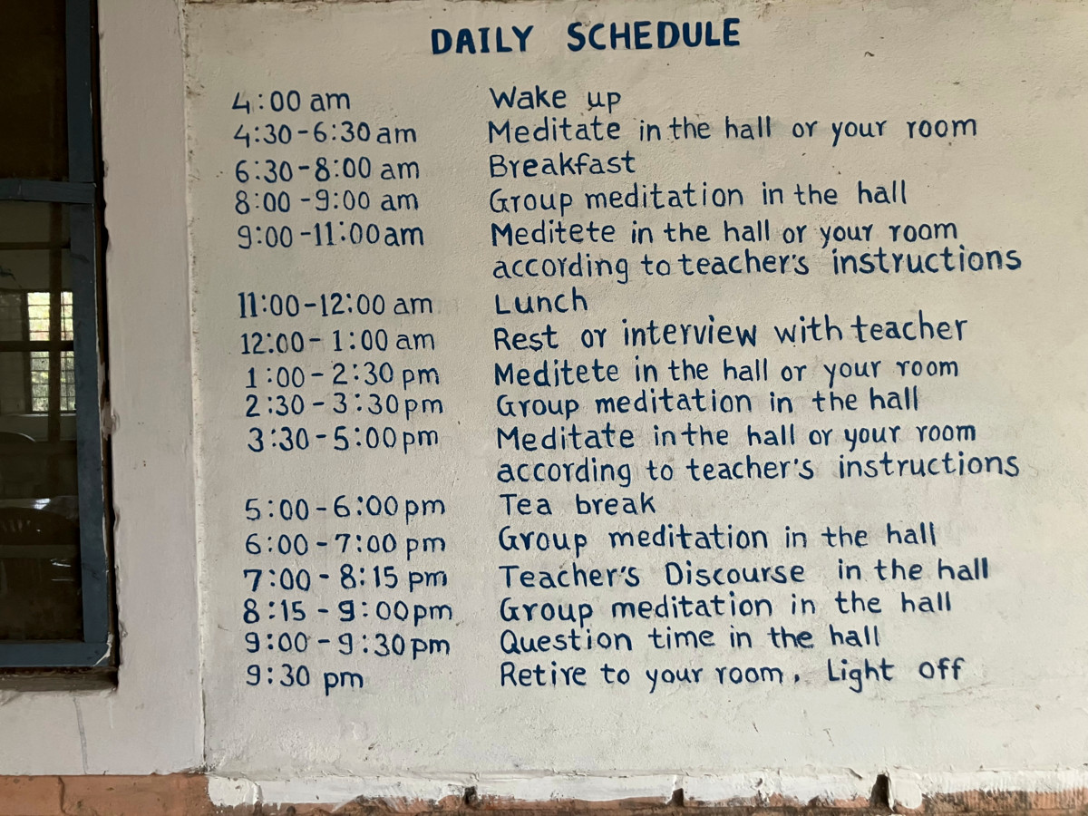 Kuvassa on meditaatioretriitin päiväohjelma. Päiviin sisältyi noin 10 tuntia meditoimista. Kuva: Heikki Hiilamo.