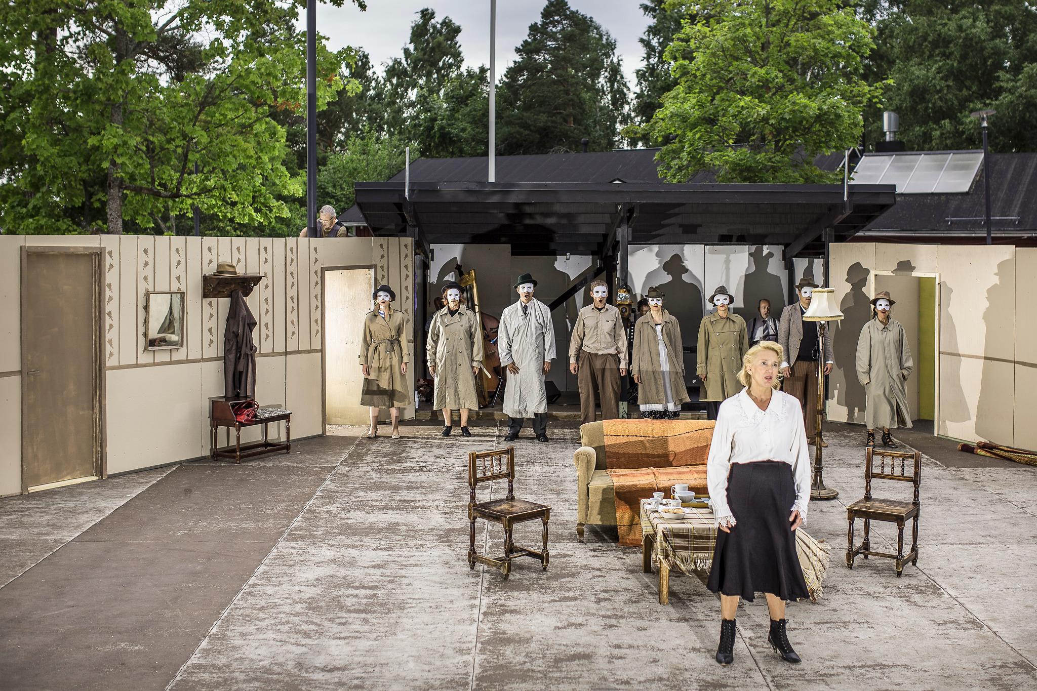 Varjoja vain. Teatteri Hyökyvuoren Kultainen vasikka –näytelmän ensimmäinen näytös päättyy vaikuttavaan lauluun, joka jää soimaan katsojan korviin pitkäksi aikaa. Kuva: Jani Laukkanen