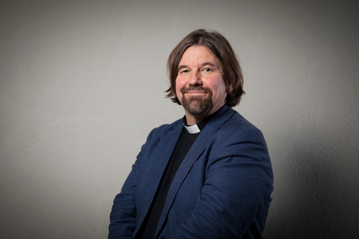 Kari Kanala: Hei, olen Kari Kanala, Paavalin seurakunnan kirkkoherra ja tulevaisuuden rakentaja. Kirkolla on valtava merkitys ihmisen arjessa toivon välittäjänä. Teen sitä työtä yhteisön jäsenenä, kuuntelijana ja johtajana. Minua motivoi se, miten saisimme kirkosta entistä avoimemman, vieraanvaraisemman ja rohkeamman kohtaamaan nykypäivän ihmisen tarpeet.