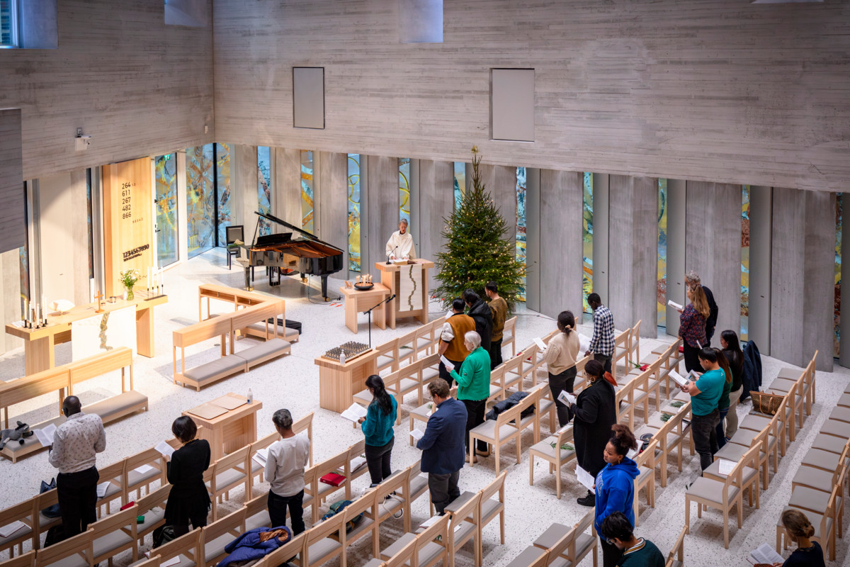 Tikkurilan kirkolla on avoinna kaikille, joita nuoren kuolema on koskettanut. Arkistokuva Tikkurilan kirkolta joulukuulta 2024. 