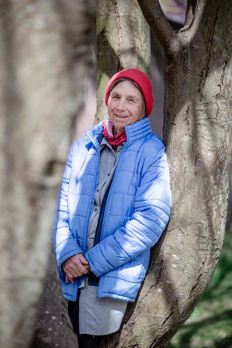 Cynthia Bourgeault on koonnut aineksia Viisauskouluunsa vuosien ajan, lapsuudestaan asti. Kuva: Sirpa Päivinen.