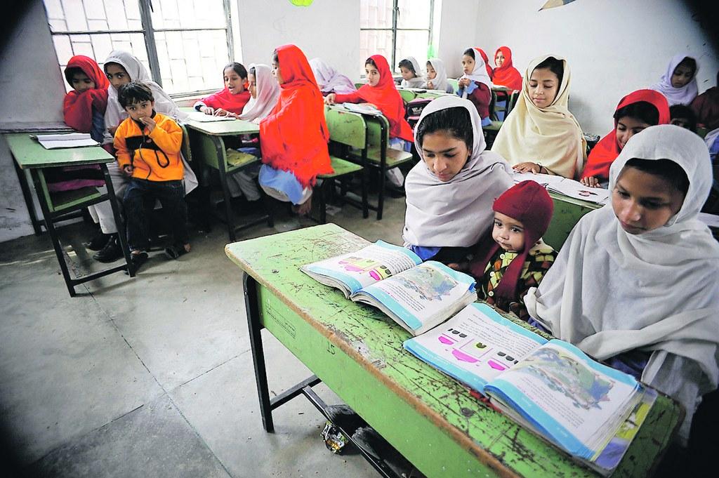 Kristityt vähemmistönä. Pakistanin kolme miljoonaa kristittyä muodostaa vain noin 1,6 prosenttia väestöstä. Nämä kristityt tytöt käyvät koulua Peshawarissa. Kuva: Ashfaq Yusufzai / IPS