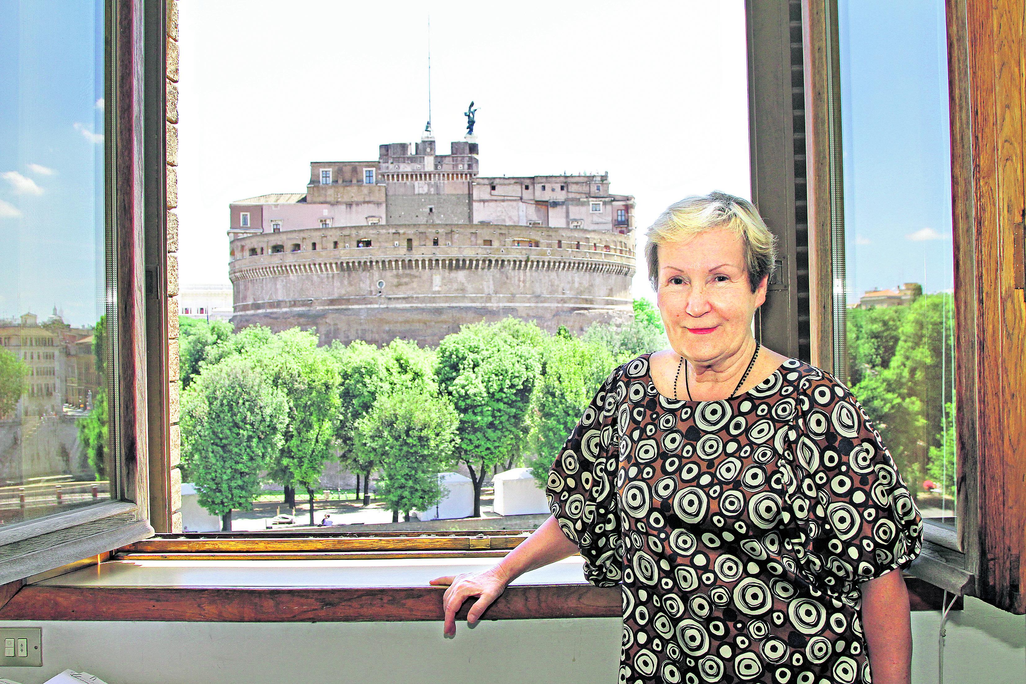 Jokapäiväinen ilo. Hadrianuksen mausoleumi eli Castel Sant’Angelon linnoitus hallitsee Leena Montin työhuoneesta avautuvaa näkymää. Rakkaan Tiber-joen rantaan hän pääsee työmatkalla joka päivä.