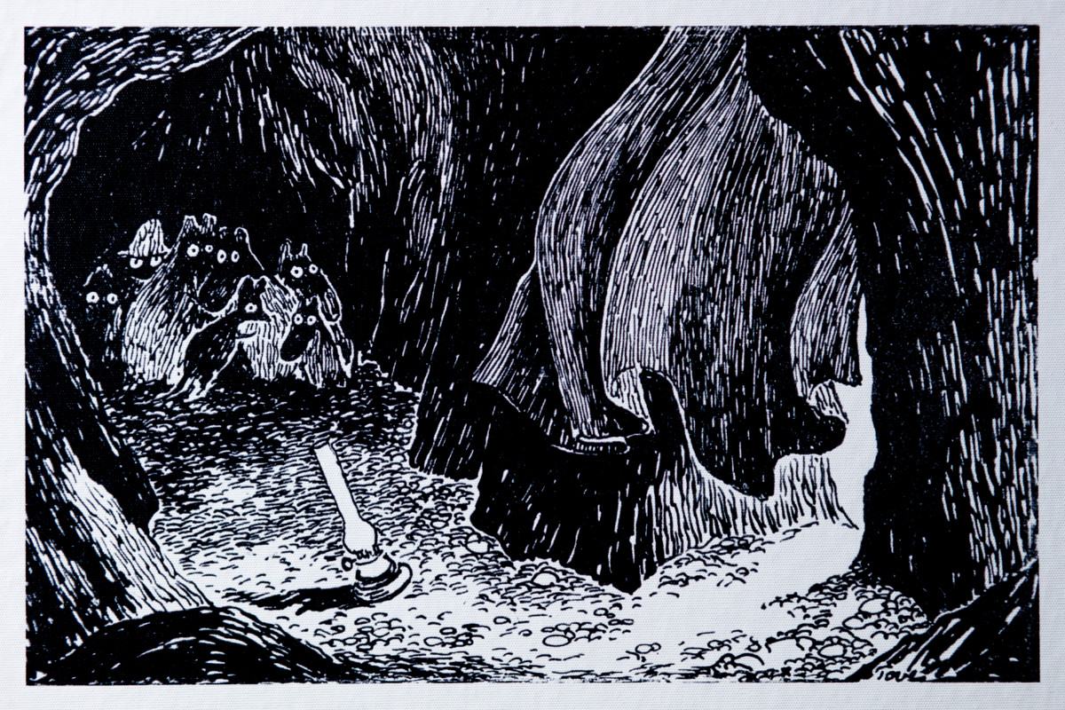 Tove Janssonin muumikirjoissa luovitaan katastrofien keskellä. Muumipeikko on paennut perheensä ja ystäviensä kanssa pyrstötähteä luolaan. Kuva on esillä Pako Muumilaaksoon -näyttelyssä.