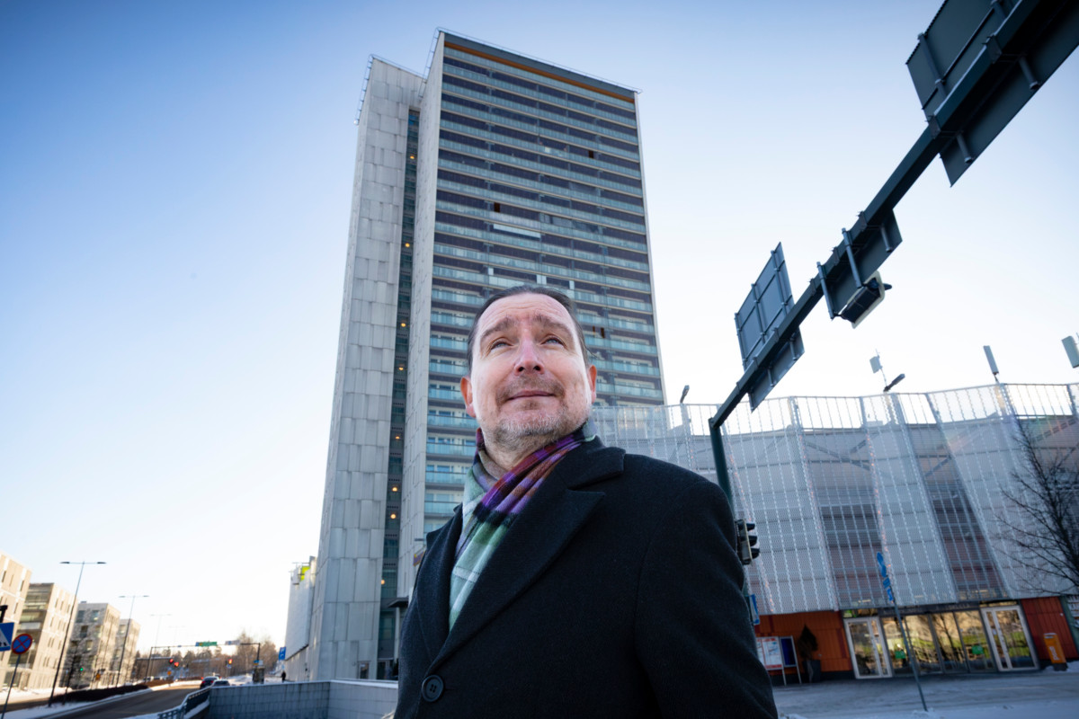 Kirjailija Antti Halmeen esikoisdekkari alkaa siitä, että espoolaisen tornitalon parvekkeelta roikkuu tunnetun somevaikuttajan ruumis.