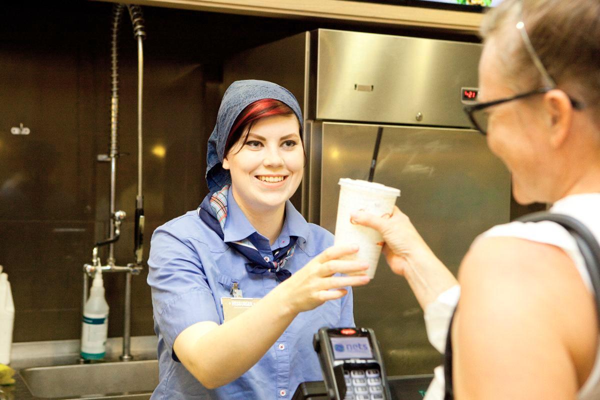 Jenna Lindholm aloitti työt Hesburgerissa 17-vuotiaana. Nyt hän on siellä vuoropäällikkönä ja opiskelee sisustusalaa. 